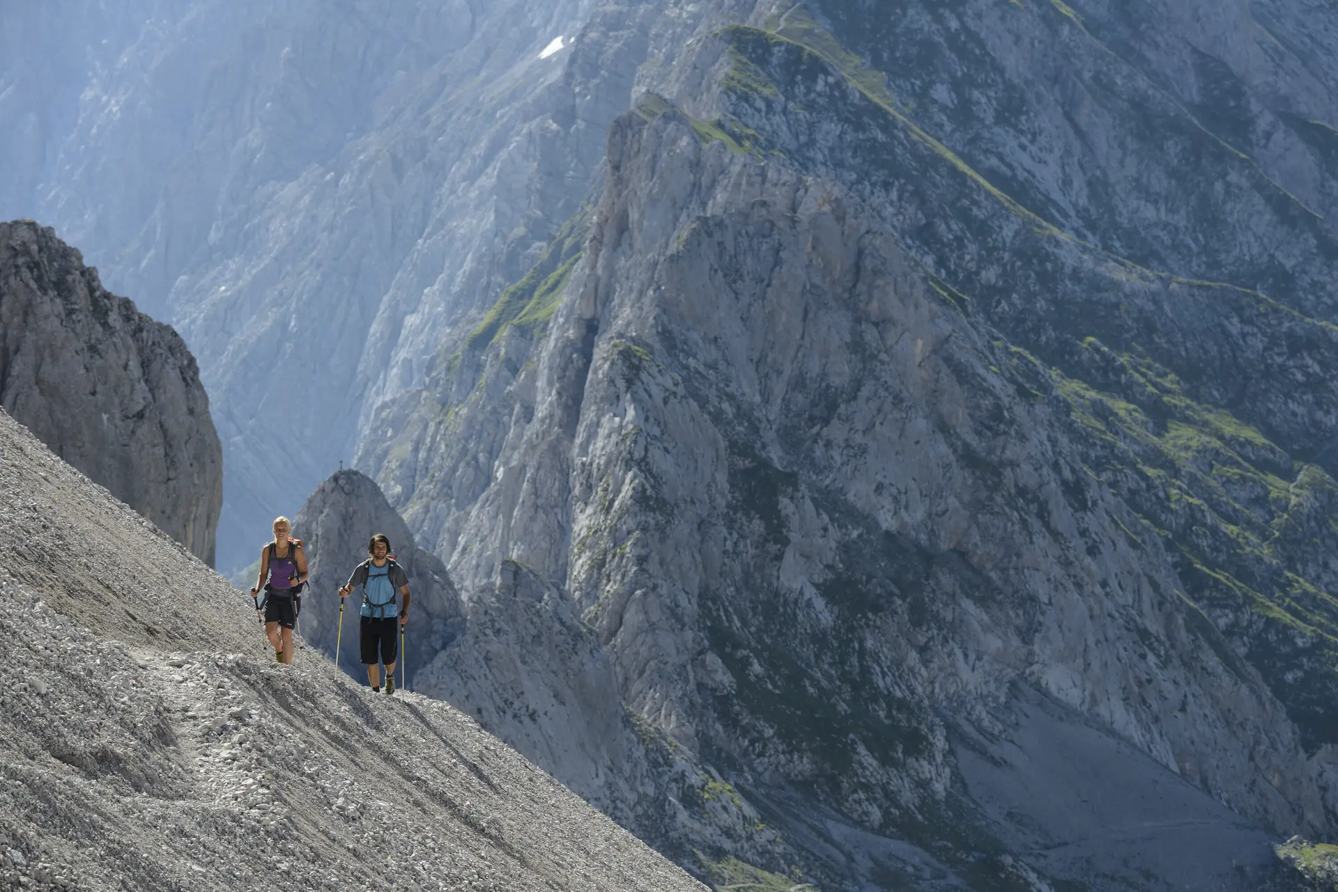 Zwei Wanderer vor einem schroffen Bergmassiv | © DAV/Wolfgang Ehn
